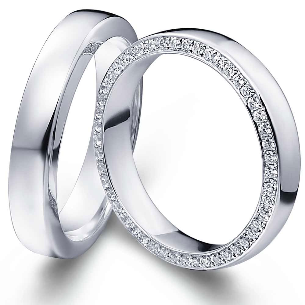 92 diamonds with a total weight of 0.66 carats are located on the rim of the wedding ring