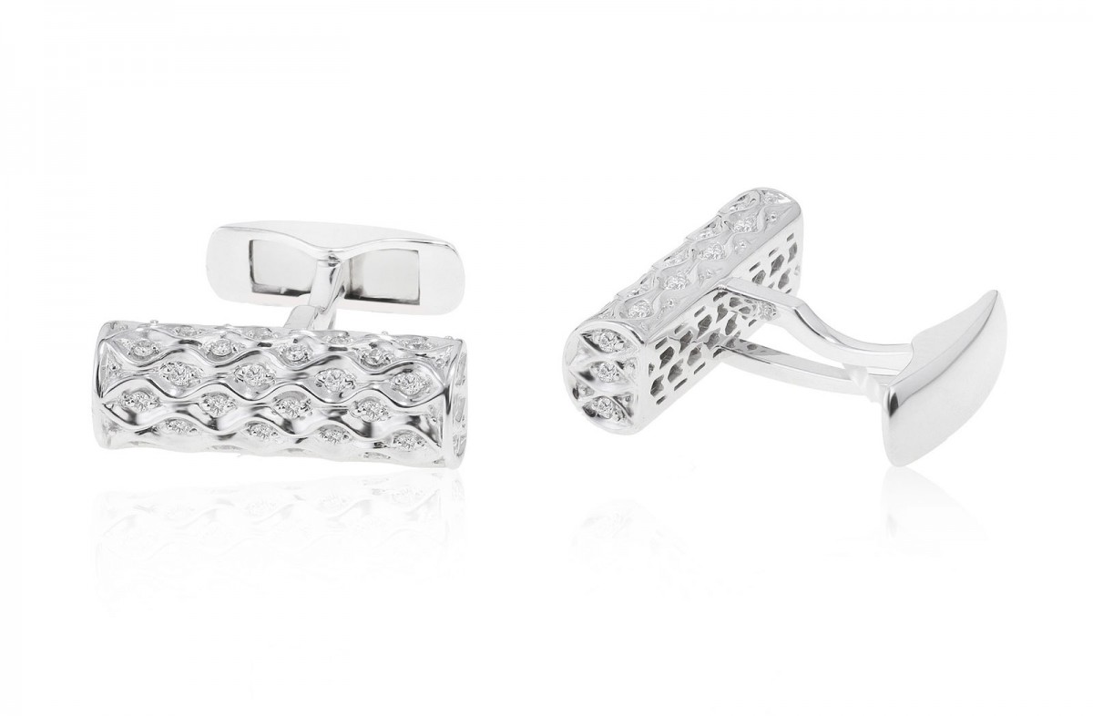 Cufflinks made of white gold and round-cut diamonds.