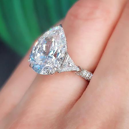 Drop Ring with Pear Diamond and Trapezoid Diamonds 6,622 ct